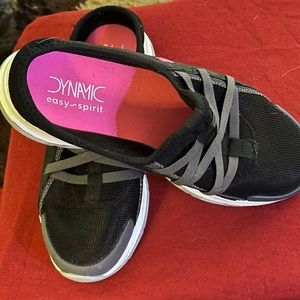 Easy Spirit EDynamic walking shoe